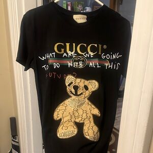 Gucci Women's  Black Tee with Gold Teddy and Signature Size Medium